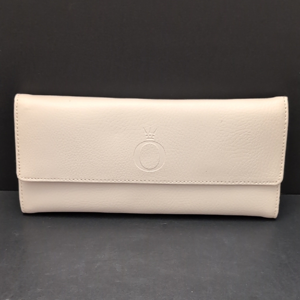 Pandora Unforgettable Moments Elegant Cream Leather Jewelry Clutch.